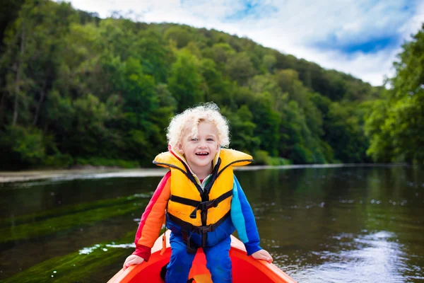 Jongetje in kajak — Stockfoto