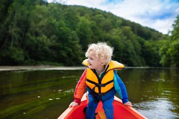 Petit garçon en kayak — Photo