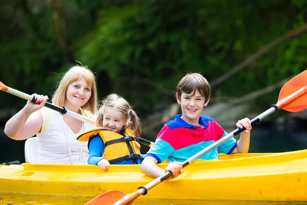 Familia disfrutando del paseo en kayak por un río —  Fotos de Stock