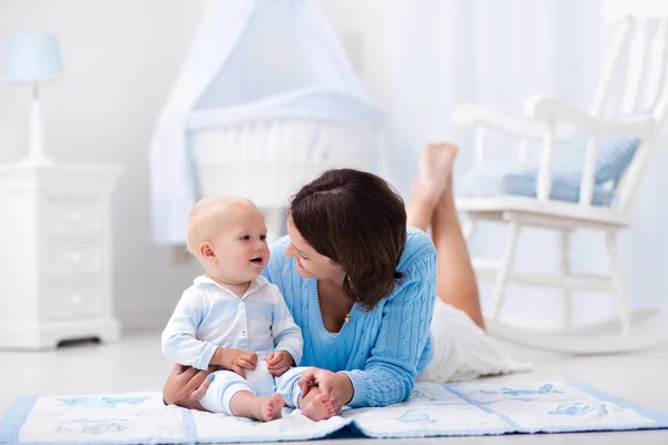 Mãe e bebê brincando no chão — Fotografia de Stock