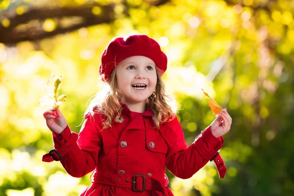 शरद ऋतू पार्क मध्ये लहान मुलगी — स्टॉक फोटो, इमेज