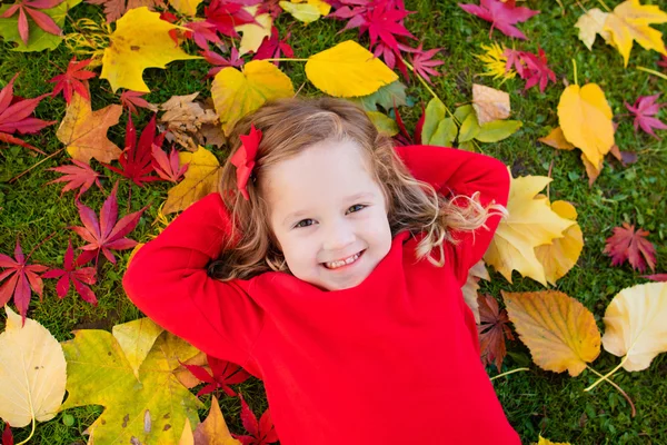 Niña jugando en el parque de otoño —  Fotos de Stock