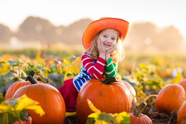 Niño jugando en el parche de calabaza —  Fotos de Stock