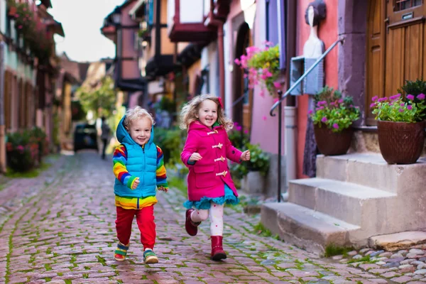 Children in historical city center in France — Stock Photo, Image