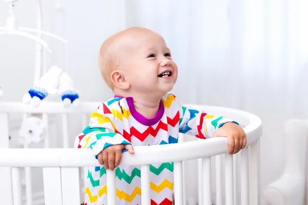 Niño pequeño de pie en la cama —  Fotos de Stock