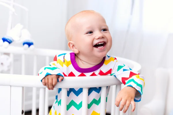 Kleiner Junge steht im Bett — Stockfoto