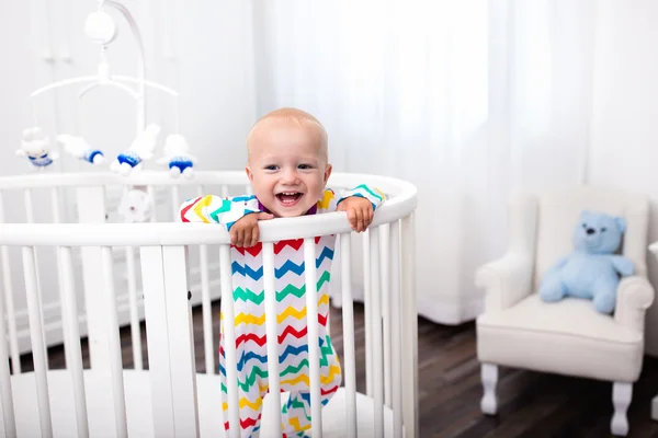 Malý chlapec stojící v posteli — Stock fotografie