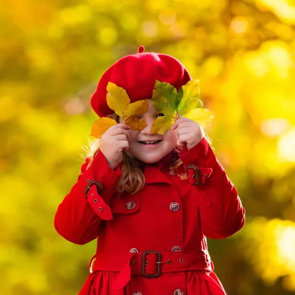 Little girl in autumn park — Stock Photo, Image