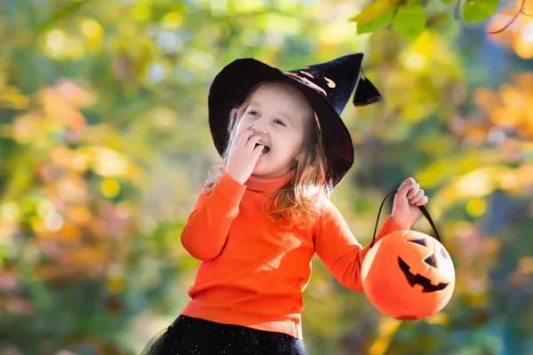 Malá holčička na Halloweenskou lest nebo dárek — Stock fotografie