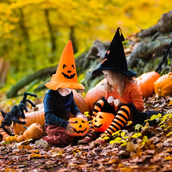 Crianças com abóboras no Halloween — Fotografia de Stock