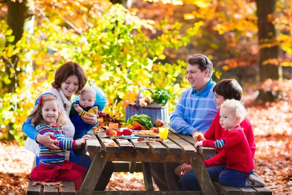 Семья устраивает пикник осенью — стоковое фото