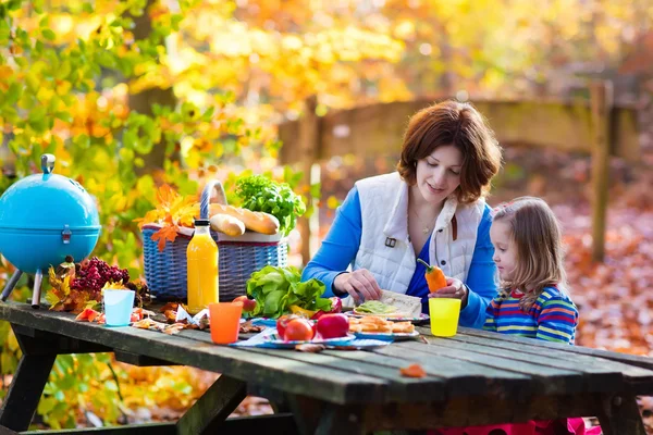 Mutter und Tochter decken Tisch für Picknick im Herbst — Stockfoto