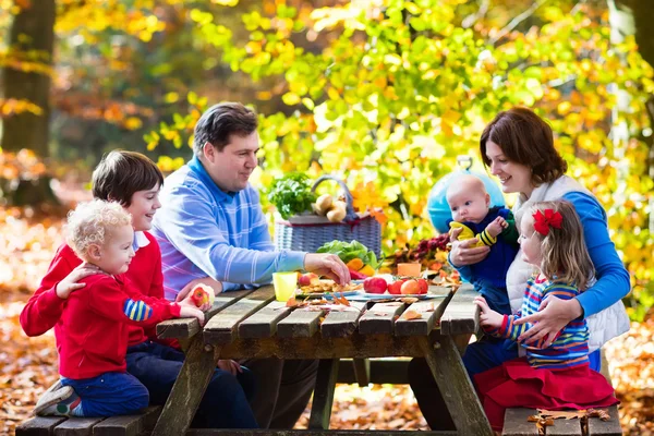Семья устраивает пикник осенью — стоковое фото