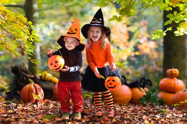 Niños con calabazas en Halloween — Foto de Stock