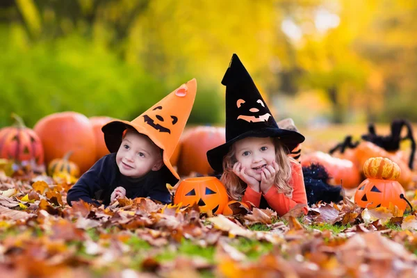 Kinderen met pompoenen op Halloween — Stockfoto