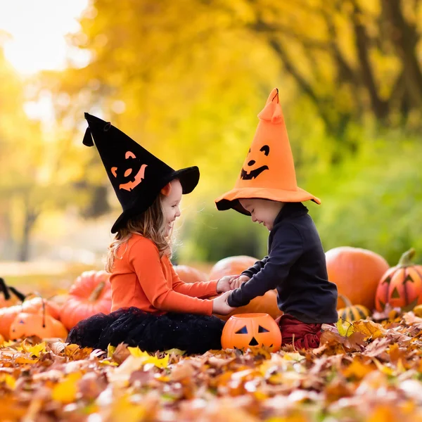 Crianças com abóboras no Halloween — Fotografia de Stock