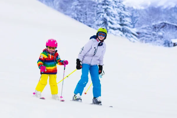 Bambini che sciano in montagna — Foto Stock