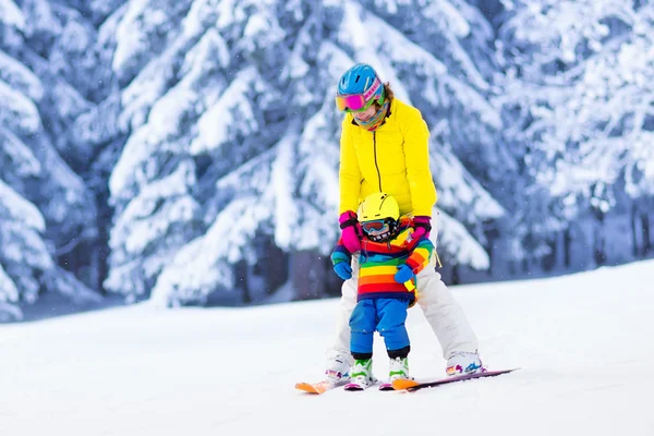 Madre y niño aprendiendo a esquiar — Foto de Stock