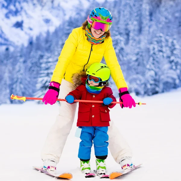Mãe e menino aprendendo a esquiar — Fotografia de Stock