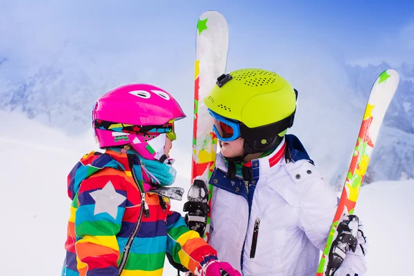 Kids skiing in the mountains — Stock Photo, Image