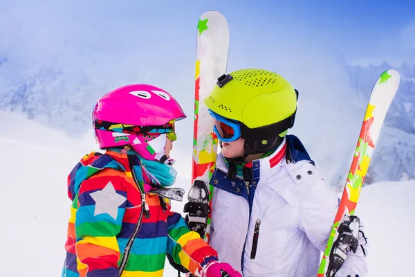 Bambini che sciano in montagna — Foto Stock