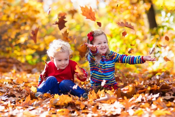 Sonbahar parkta oynayan çocuklar — Stok fotoğraf