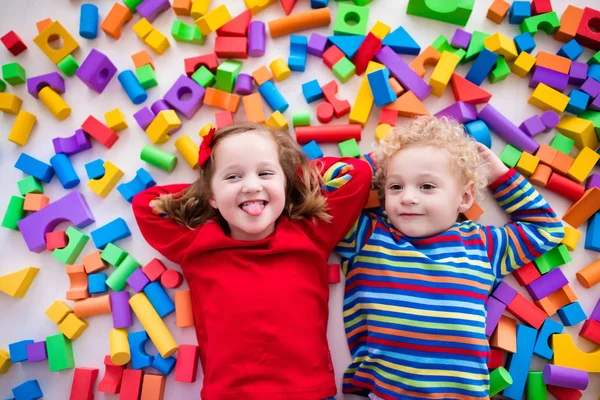 Bambini che giocano con blocchi colorati . — Foto Stock