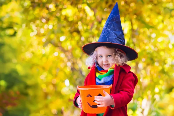Lille jente på Halloween knep eller godteri – stockfoto