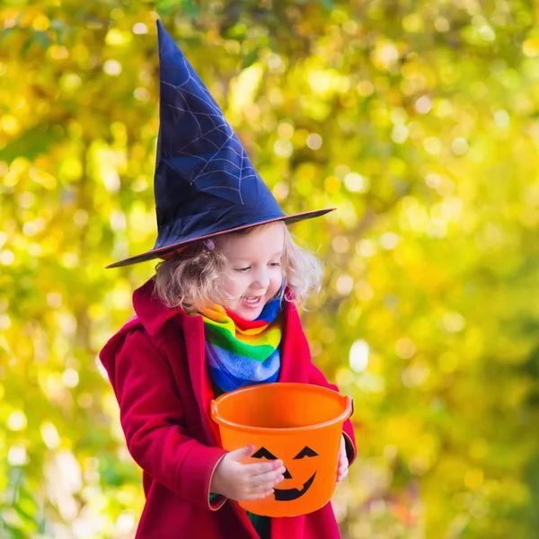 Liten flicka på Halloween trick or Treat — Stockfoto