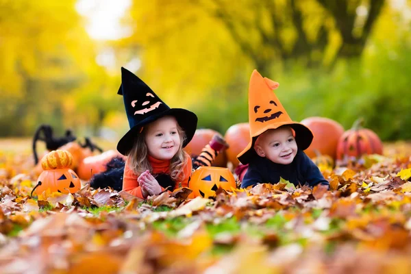 Kinderen met pompoenen op Halloween — Stockfoto