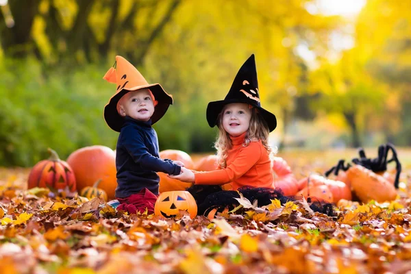 Děti s dýně na Halloween — Stock fotografie
