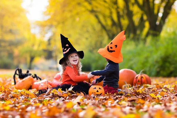 Kinderen met pompoenen op Halloween — Stockfoto