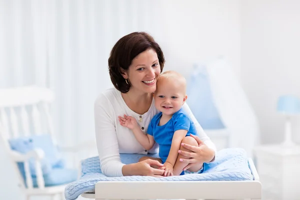 Mãe e bebê em mudança de mesa — Fotografia de Stock