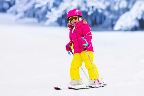 山でスキー少女 — ストック写真
