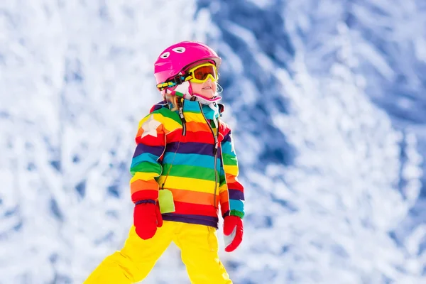 Menina esqui nas montanhas — Fotografia de Stock