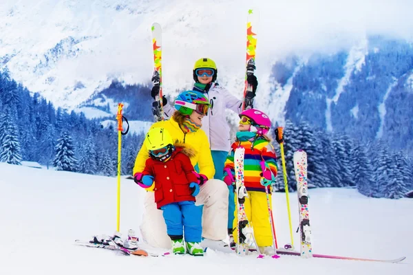 Família com crianças em férias de esqui de inverno — Fotografia de Stock