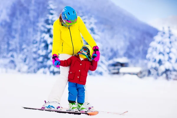 Matka a dítě naučit se lyžovat — Stock fotografie