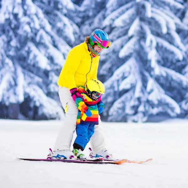 Mother and little boy learning to ski — Stock Photo, Image