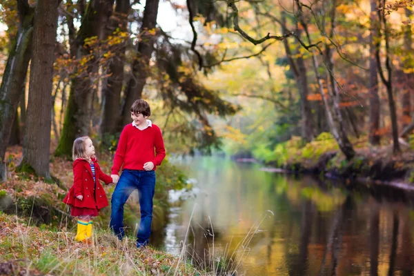 Enfants jouant dans le parc d'automne — Photo