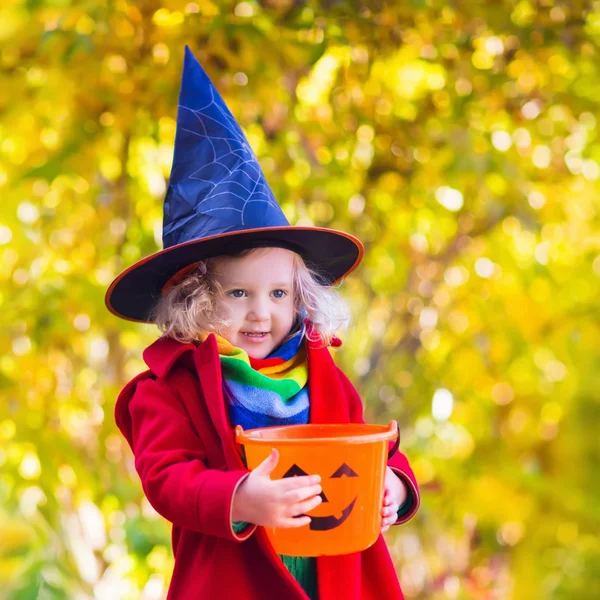 Liten flicka på Halloween trick or Treat — Stockfoto