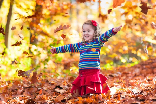 Sonbahar parkında küçük bir kız — Stok fotoğraf