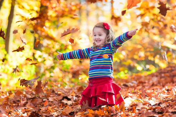 Kleines Mädchen im Herbstpark — Stockfoto