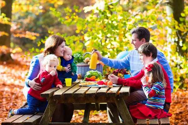 Family having picnic in autumn — Stock Photo, Image