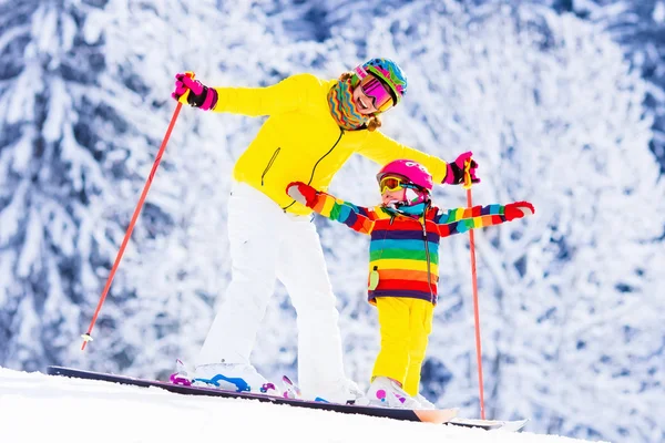 Mutter und kleines Mädchen lernen Skifahren — Stockfoto