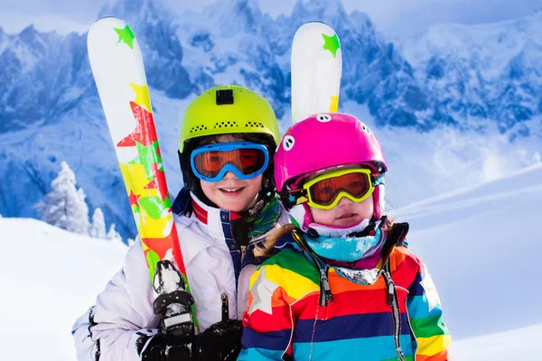 Дети катаются на лыжах в горах — стоковое фото