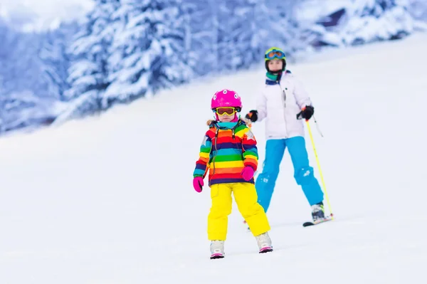 Kids skiing in the mountains — Stock Photo, Image