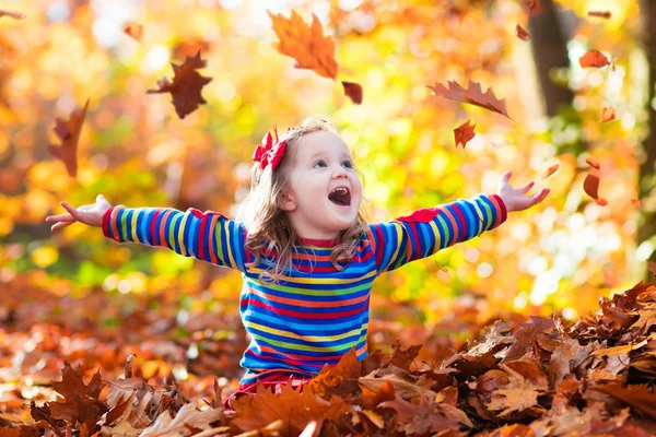 Little girl in autumn park — Stock Photo, Image