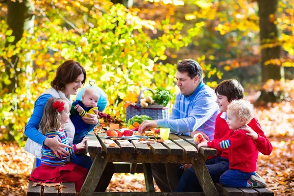 Familjen ha picknick under hösten — Stockfoto