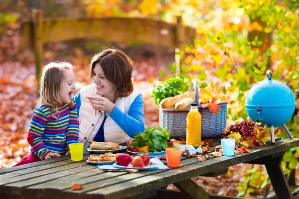 Mãe e filha definir mesa para piquenique no outono — Fotografia de Stock
