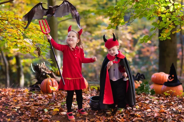 Niños en Halloween truco o trato — Foto de Stock